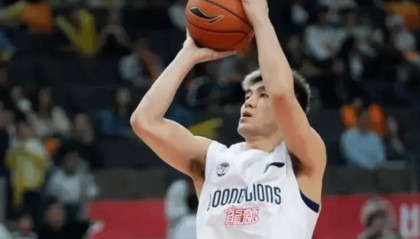 郭艾伦刚复出就统治加时！低开高走16分，结合球与变向仍具杀伤力