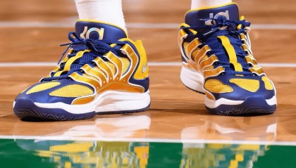 星空体育app下载-西亚卡姆穿着蓝金色KD18，空砍32分10篮板4助攻